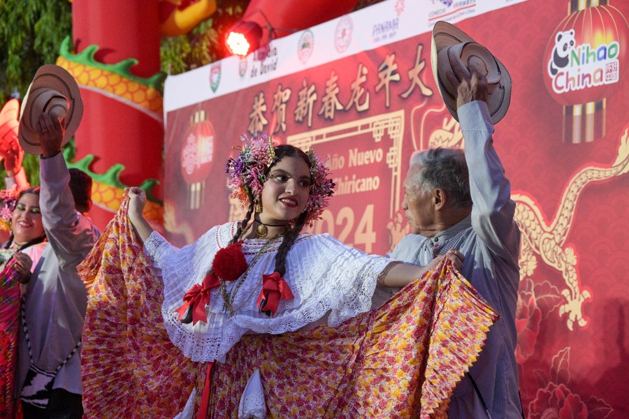 Un grupo de bailarines vestidos con trajes nacionales panameños actúan durante la celebración del Festival de la Primavera en la ciudad de David, capital de la provincia de Chiriquí, Panamá, el 18 de febrero de 2024. (Xinhua/Chen Haoquan).