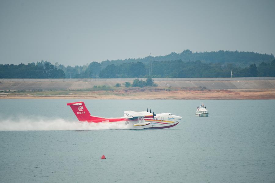 Un avión AG600M destinado a la extinción de incendios recoge agua durante una prueba de carga y descarga del líquido en Jingmen, en la provincia central china de Hubei, el 27 de septiembre de 2022. (Xinhua/Wu Zhizun)