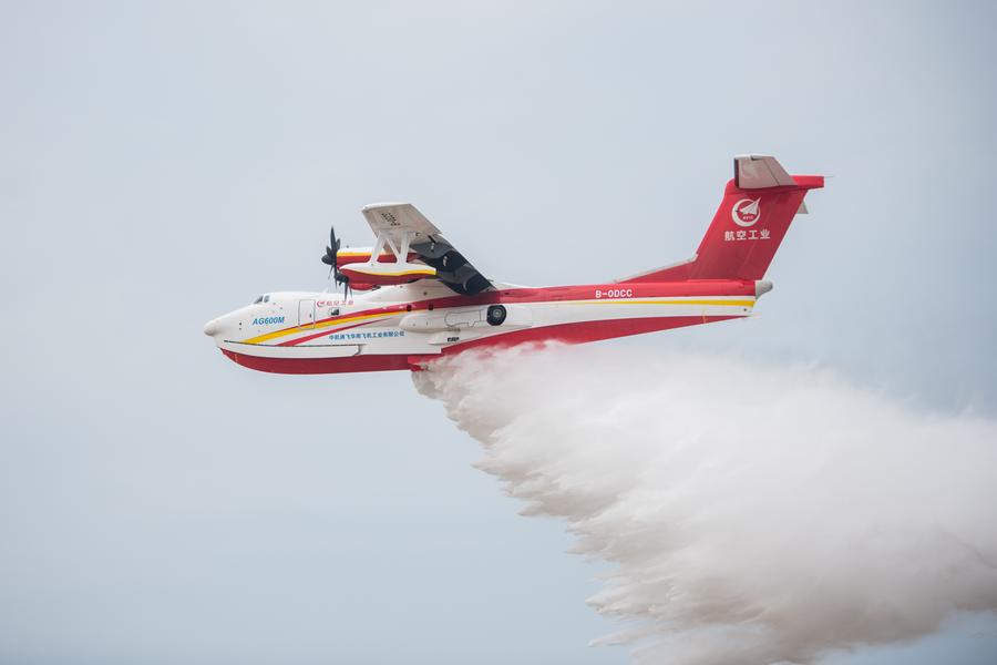 Un avión AG600M destinado a la extinción de incendios arroja agua durante una prueba de carga y descarga del líquido en Jingmen, en la provincia central china de Hubei, el 27 de septiembre de 2022. (Xinhua/Wu Zhizun)