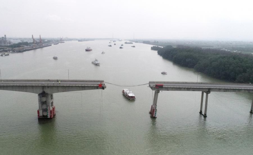 Dos muertos y tres desaparecidos tras choque de buque contra un puente en sur de China
