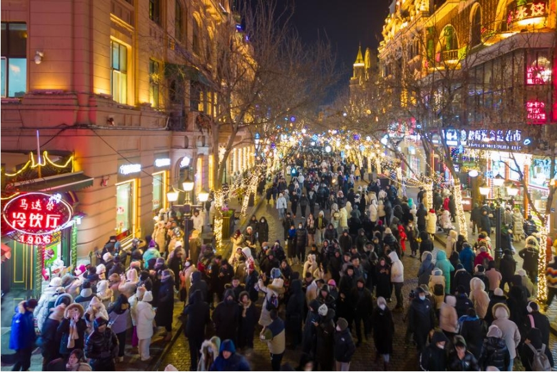 Turistas pasean por la Avenida Central con más de cien años de historia, en la ciudad de Harbin, capital de la provincia de Heilongjiang, en el noreste de China, el 9 de enero de 2024. (Xinhua/Zhang Tao) 