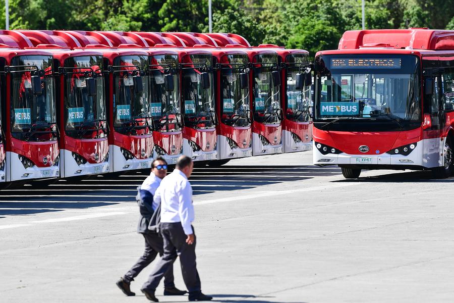 Imagen del 13 de diciembre de 2018 de conductores asistiendo a la ceremonia de presentación de 100 autobuses eléctricos de la marca china BYD, en la Elipse del Parque O´Higgins, en la ciudad de Santiago, capital de Chile. (Xinhua/Jorge Villegas)