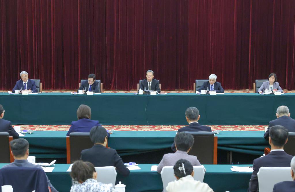 Líderes chinos se unen a diputados de APN y asesores políticos en deliberaciones y debates