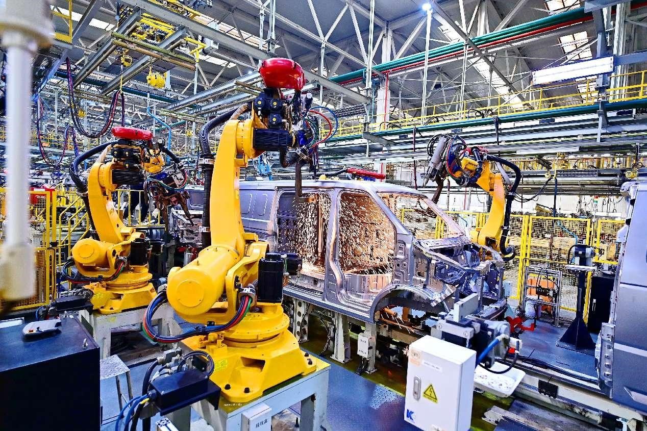 Brazos robóticos inteligentes trabajan en un taller de un fabricante de vehículos de nueva energía en Ganzhou, provincia de Jiangxi. (Foto: Zhu Haipeng/ Diario del Pueblo digital)