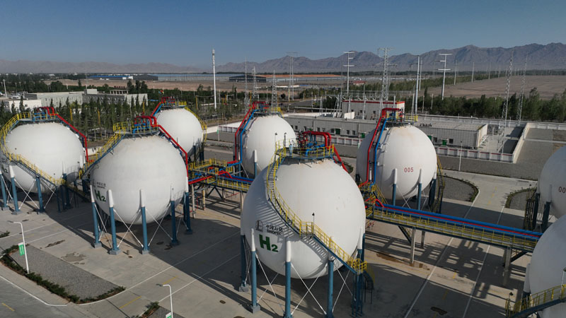 Tanques de almacenamiento de hidrógeno en Kuqa, Región Autónoma Uigur de Xinjiang, 30 de junio del 2023. [Foto: Xinhua]
