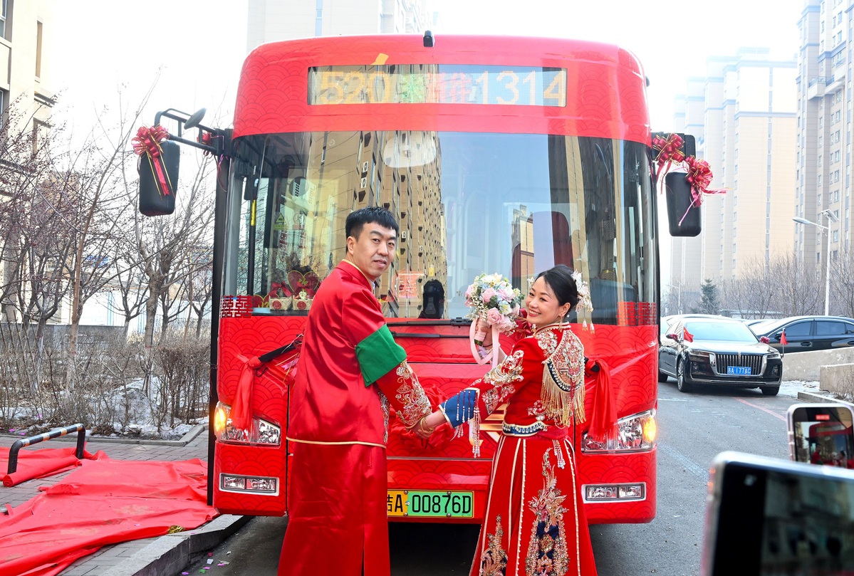 Pareja se embarca en un viaje único en autobús para su boda en Changchun