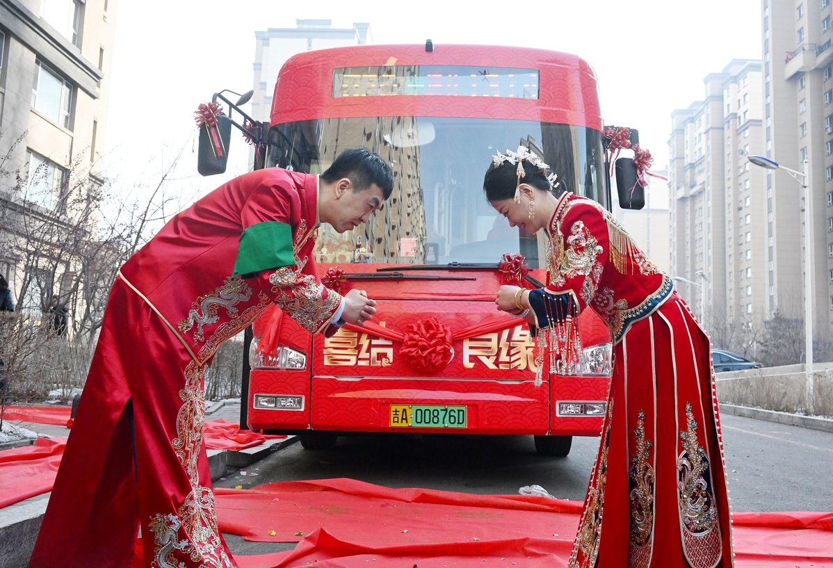 Pareja se embarca en un viaje único en autobús para su boda en Changchun