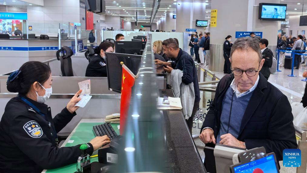 Primer grupo de pasajeros libre de visado de Suiza ingresa a China