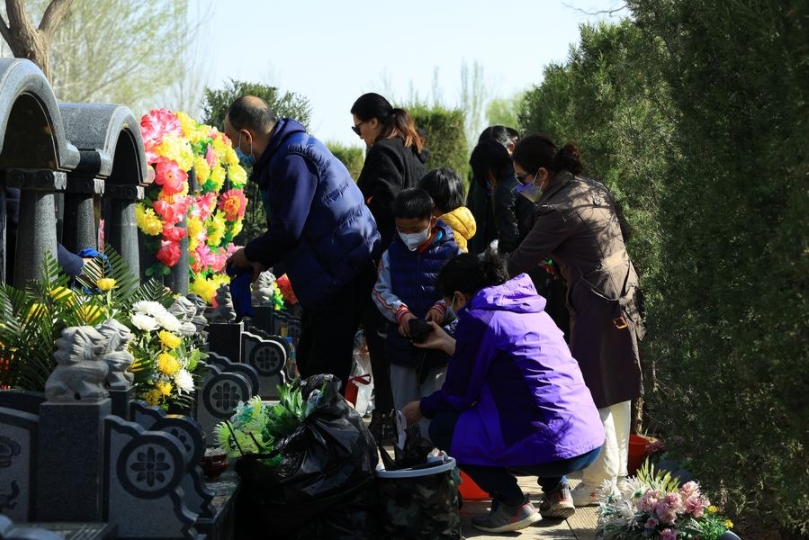 Un grupo de personas rinde homenaje a sus difuntos en el cementerio de Songhe en Yinchuan, en la región autónoma de la etnia hui de Ningxia, en el noroeste de China, el 1 de abril de 2023. (Xinhua/Yang Wenxi)