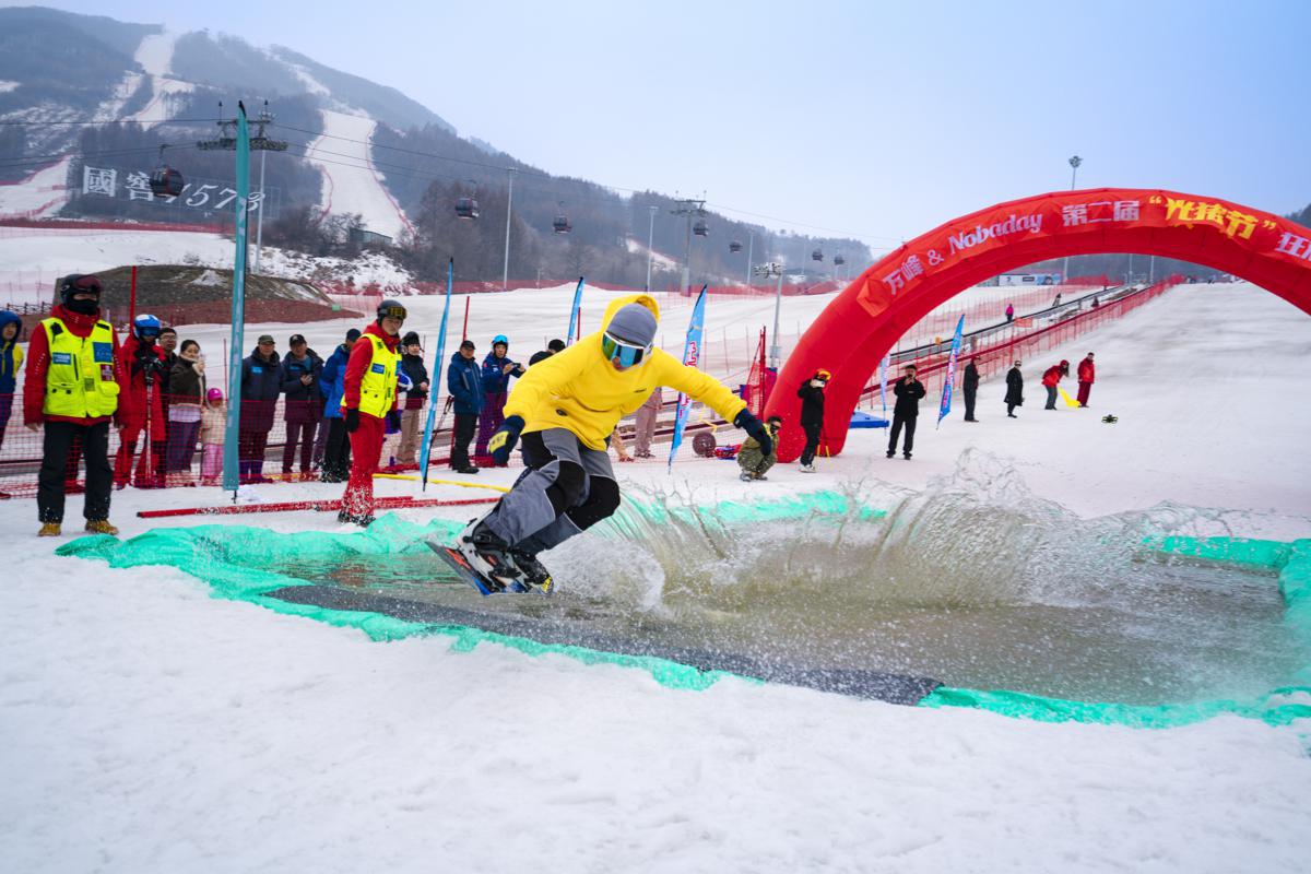 La segunda edición del Festival de Esquí del Cerdo Desnudo se llevó a cabo este sábado en la estación de esquí de Wanfeng en la ciudad de Tonghua, provincia de Jilin. [Foto: cedida a chinadaily.com.cn]