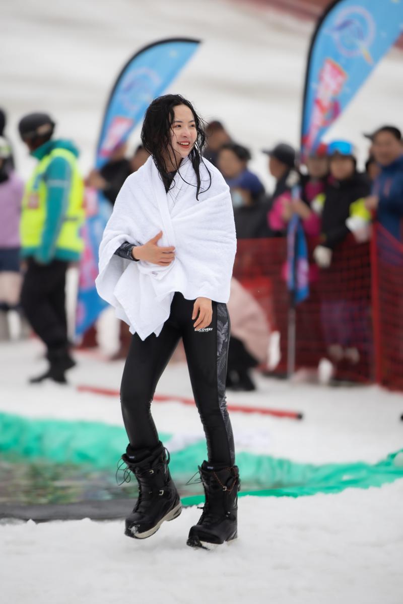Festival de Esquí del Cerdo Desnudo atrae multitudes en Jilin