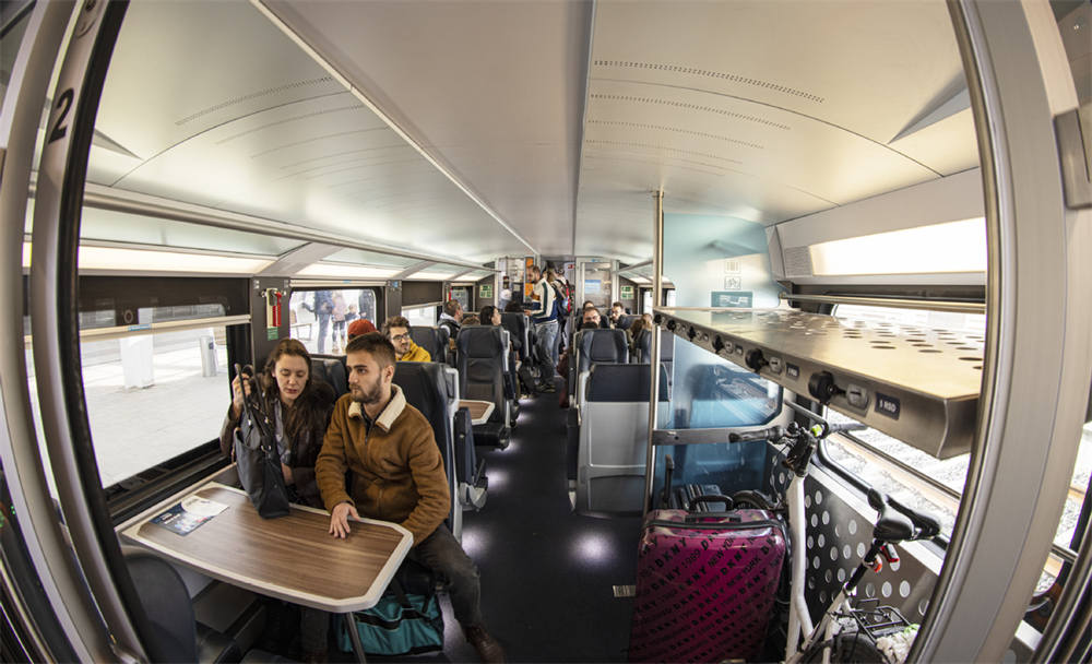 Pasajeros viajan de Novi Sad a Belgrado en un tren en el tramo Belgrado-Novi Sad (en Serbia) del ferrocarril de alta velocidad Belgrado-Budapest, el 17 de marzo de 2024. [Foto/Xinhua]