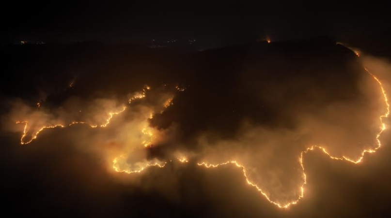 Esta fotografía aérea tomada con un dron muestra el lugar de un incendio forestal en el distrito de Huaxi de la ciudad de Guiyang, capital de la provincia suroccidental china de Guizhou, el 21 de febrero de 2024. (Xinhua/Li Guangzhi)