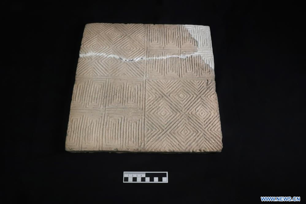  LANZHOU, 22 marzo, 2024 (Xinhua) -- Imagen de una baldosa desenterrada en el sitio de Sijiaoping, en el distrito de Lixian, en la ciudad de Longnan de la provincia de Gansu, en el noroeste de China. Un magnífico complejo de templos ancestrales utilizado para el culto y rituales reales, que data de la dinastía Qin (221-207 a.C.), ha sido descubierto en la provincia de Gansu, en el noroeste de China. (Xinhua/Instituto Provincial de Reliquias Culturales y Arqueología de Gansu)