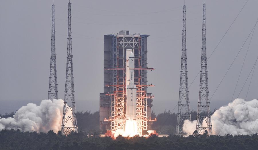 Un cohete Gran Marcha-8 que transporta el satélite de retransmisión Queqiao-2 para las comunicaciones entre la Tierra y la Luna, despega del Centro de Lanzamiento de Naves Espaciales de Wenchang, en la provincia meridional china de Hainan, el 20 de marzo de 2024. (Xinhua/Yang Guanyu)