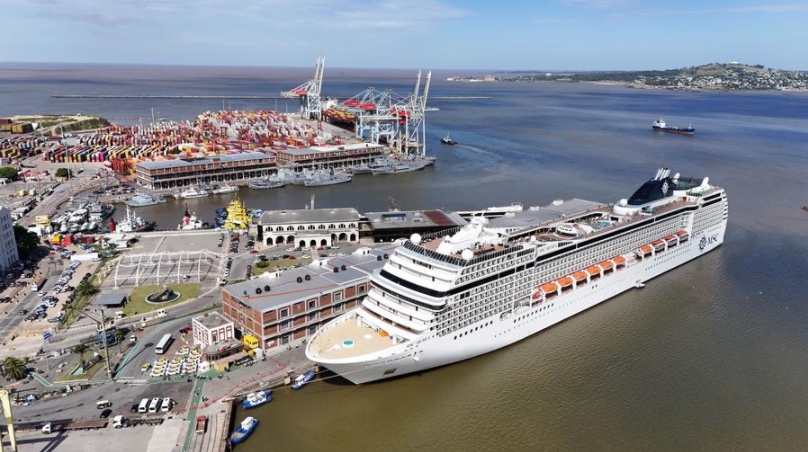 Imagen tomada con un dron el 5 de diciembre de 2023 del crucero MSC Musica atracado en el puerto de Montevideo, en Montevideo, capital de Uruguay. (Xinhua/Nicolás Celaya)