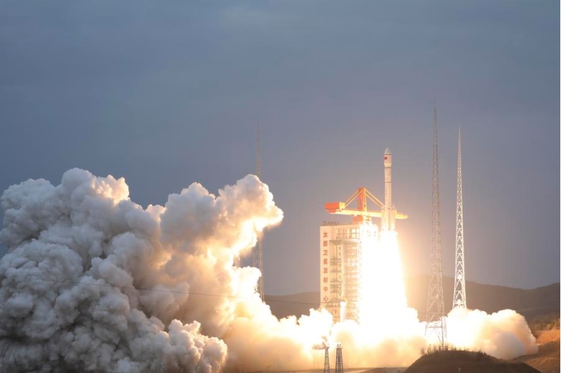 Una versión modificada de un cohete Gran Marcha-6 que transporta el satélite Yunhai-3 02 despega del Centro de Lanzamiento de Satélites de Taiyuan, en la provincia septentrional china de Shanxi, el 27 de marzo de 2024. (Xinhua/Zheng Bin)