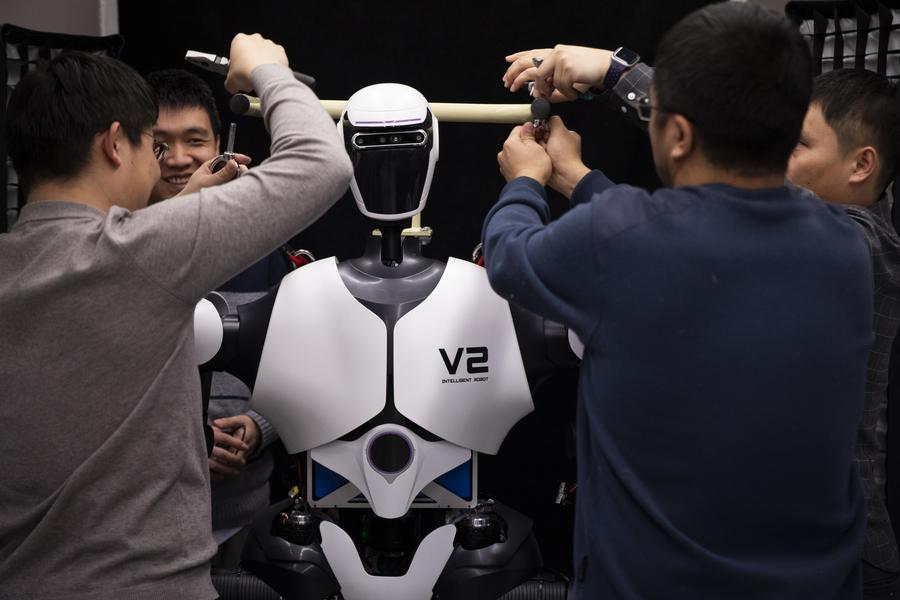 Investigadores ajustan un robot humanoide en un laboratorio de IA, el 31 de enero de 2024. (Xinhua/Jin Liwang)