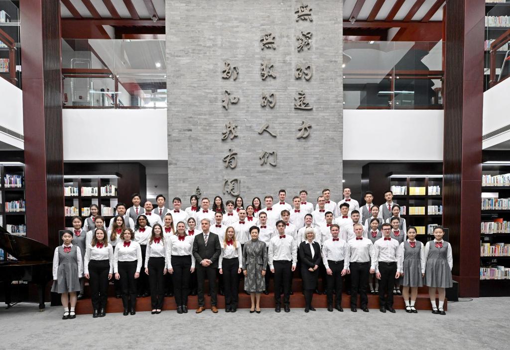 Peng Liyuan se reúne con estudiantes y maestros alemanes en Beijing