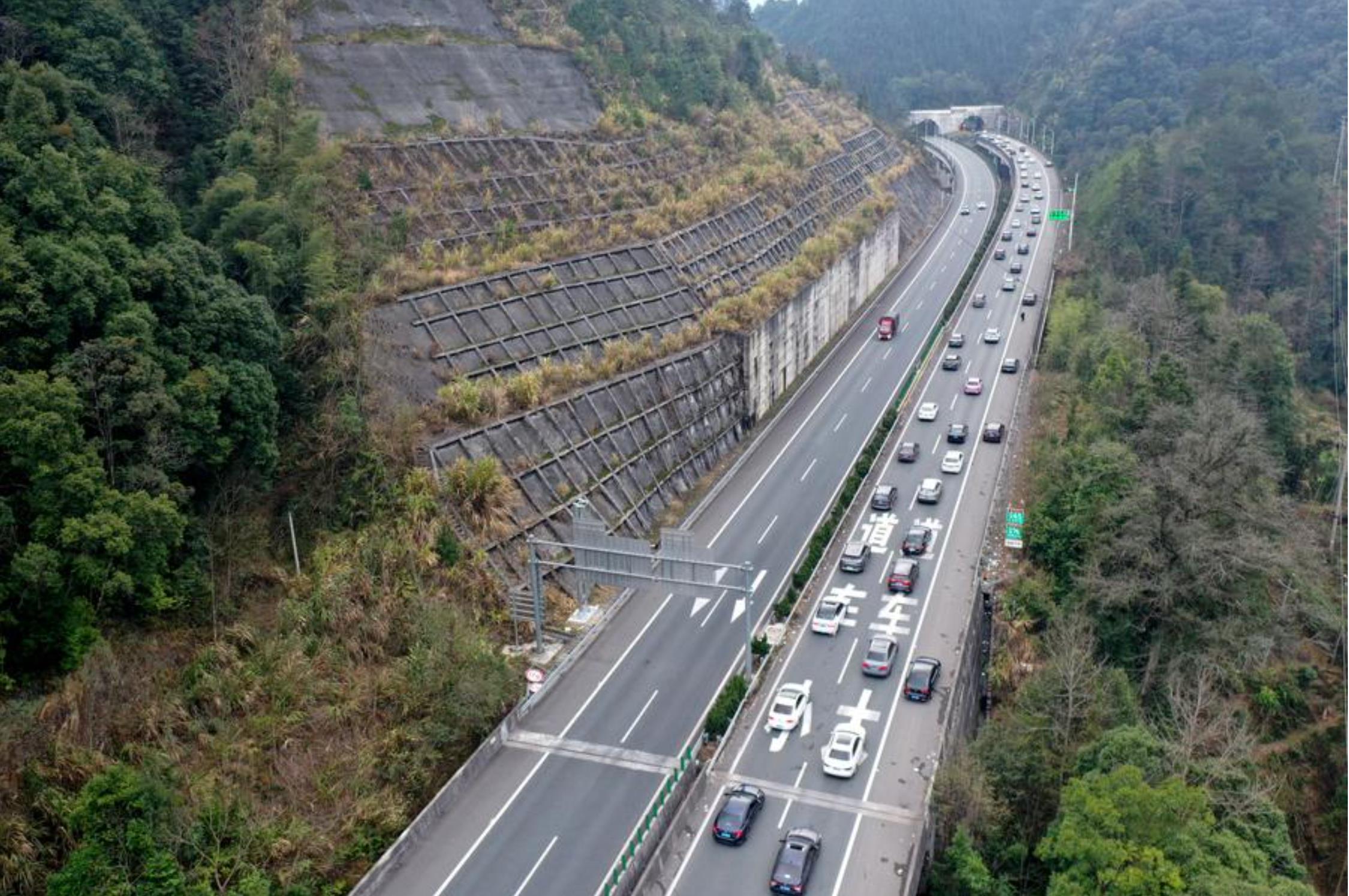 Vista aérea tomada por un drone de una autopista repleta de vehículos en el distrito de Longsheng, región autónoma de la etnia zhuang de Guangxi, en el sur de China, el 17 de febrero de 2024. (Enviada por Pan Zhixiang/Xinhua)