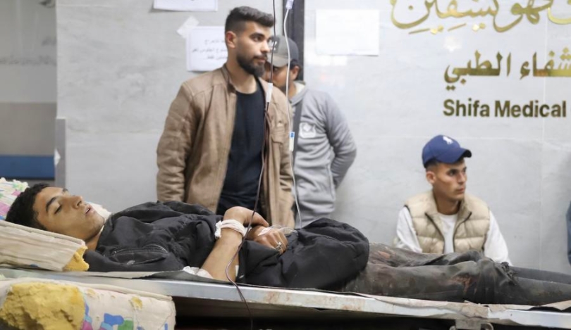 Un hombre herido es visto en el Hospital Al-Shifa, en la Ciudad de Gaza, el 29 de febrero de 2024. (Xinhua/Mohammed Ali)