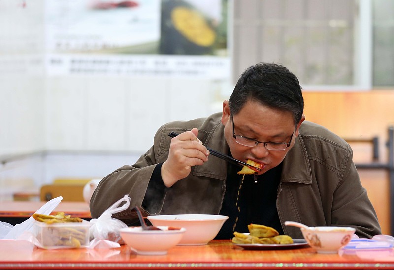 Un hombre disfruta del Guotie en un restaurante en Nanjing, provincia de Jiangsu, China.(Foto: VCG) 