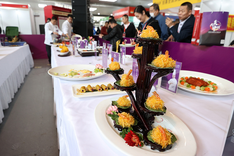 Espectadores observan los trabajos de los chefs en el primer Concurso de Habilidades de Artes Culinarias, el 16 de marzo de 2024 en Pekín.