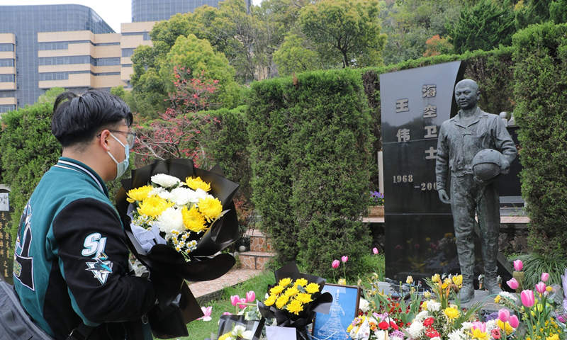 '81192, ¡por favor regresa!' - El pueblo chino rinde homenaje a un piloto heroico en todo el país