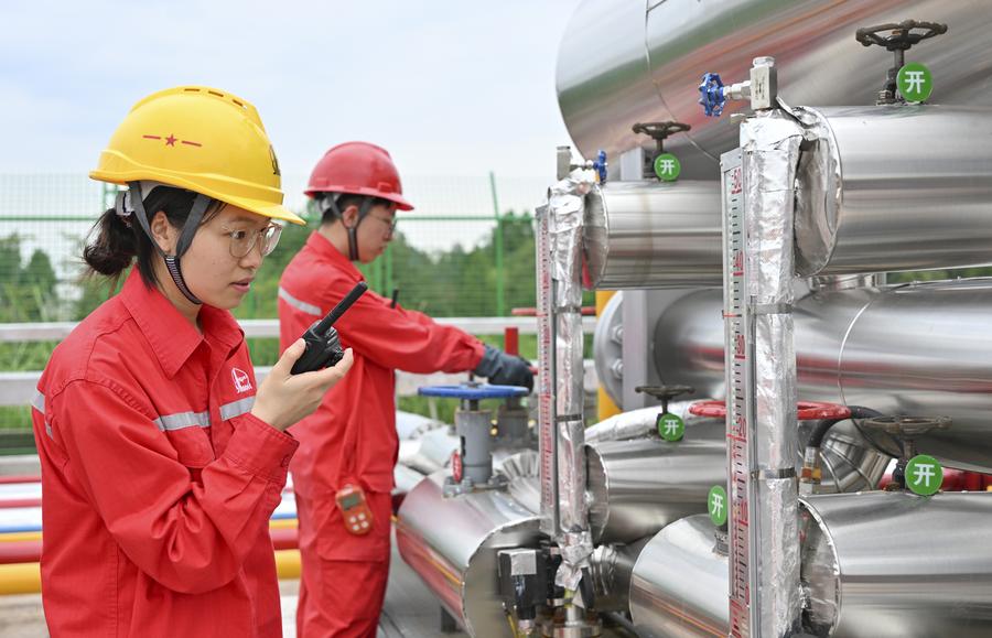 Técnicos realizan mantenimiento de equipos en un pozo del yacimiento de gas de esquisto de Fuling en el distrito de Zhongxian, en la municipalidad de Chongqing, al suroeste de China, el 19 de septiembre de 2023. (Xinhua/Wang Quanchao)