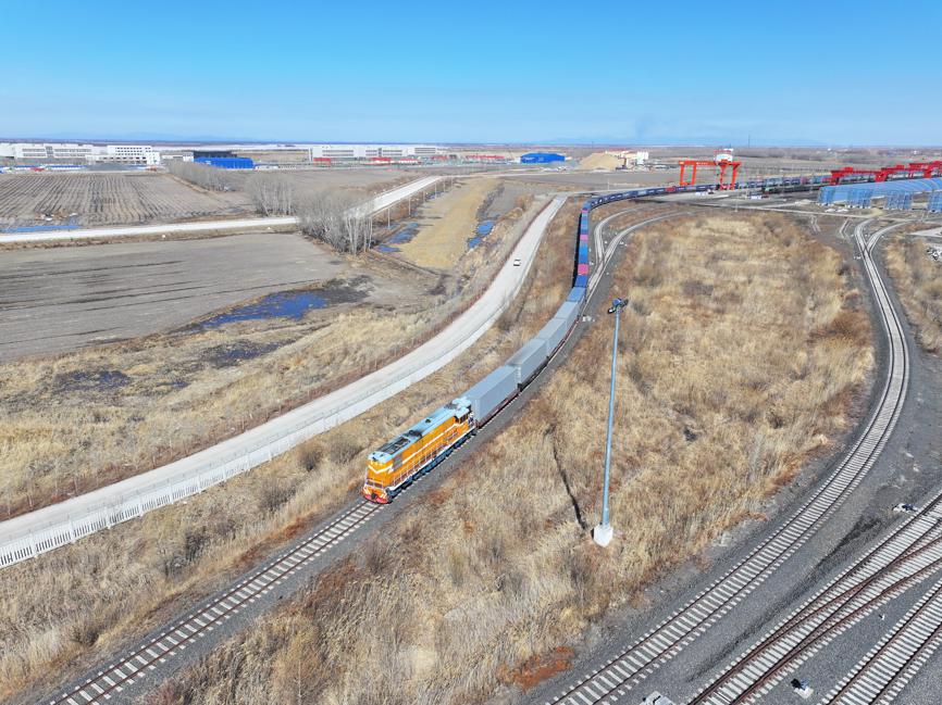 Tren de carga China-Europa sale del puerto de Tongjiang, en la provincia de Heilongjiang. [Foto: Wu Yunan/ Chinadaily.com.cn]