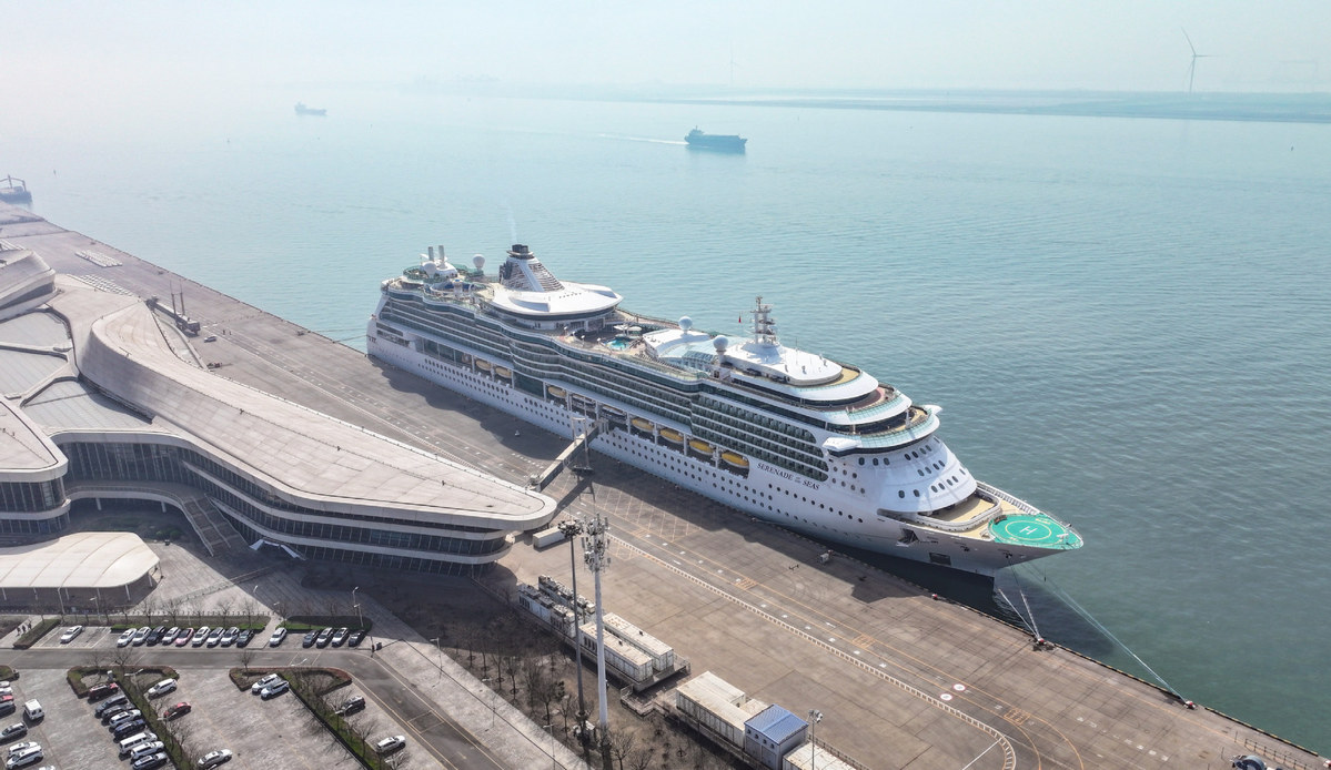 Una fotografía aérea tomada con un dron el 7 de abril de 2024 muestra el crucero Serenade of the Seas atracando en el puerto base internacional de cruceros de Tianjin, en el norte de China. [Foto/Xinhua]