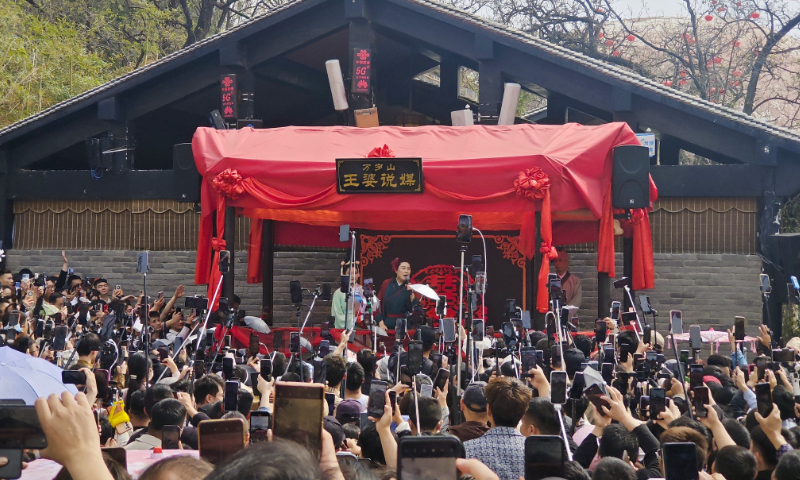 El lugar en la Ciudad de Artes Marciales de la Montaña Wansui se llenó de turistas para ver a la popular "Abuela Po Casamentera" el 30 de marzo de 2024, en Kaifeng, provincia de Henan. Foto de: VCG