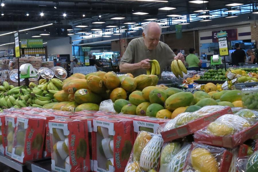 Un hombre realiza compras en una tienda de comestibles, en Sao Paulo, Brasil, el 11 de enero de 2024. (Xinhua/Rahel Patrasso)