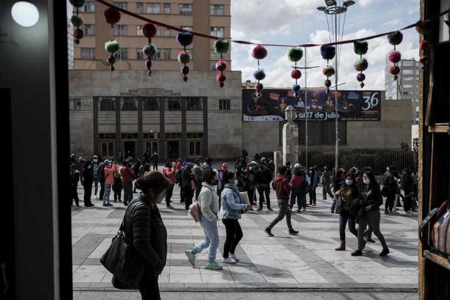 Personas caminan por la Plaza Bicentenario, en La Paz, Bolivia, el 13 de julio de 2022. (Xinhua/Mateo Romay)