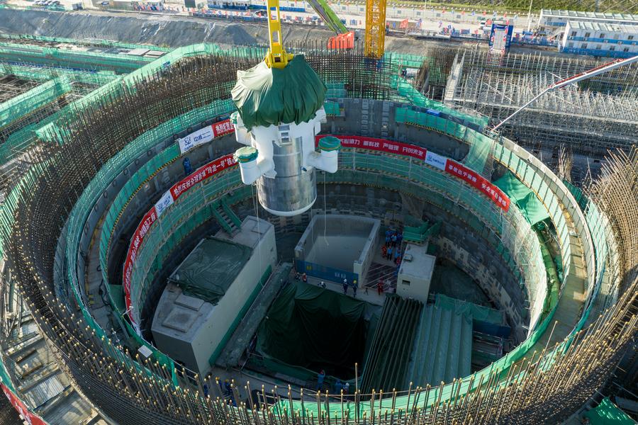 Esta foto, tomada el 10 de agosto de 2023, muestra el avance de las obras de montaje del módulo central del primer reactor modular pequeño comercial del mundo, el Linglong One, ubicado en el distrito autónomo de la etnia li de Changjiang, en la provincia meridional china de Hainan. (Xinhua/Cortesía Corporación Nacional Nuclear de China)