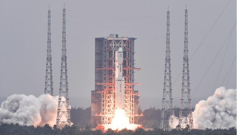 Un cohete Gran Marcha-8, que transporta el satélite de retransmisión Queqiao-2 para la comunicación entre la Tierra y la Luna, despega del Centro de Lanzamiento de Naves Espaciales de Wenchang, en la provincia meridional china de Hainan, el 20 de marzo de 2024. (Xinhua/Yang Guanyu)