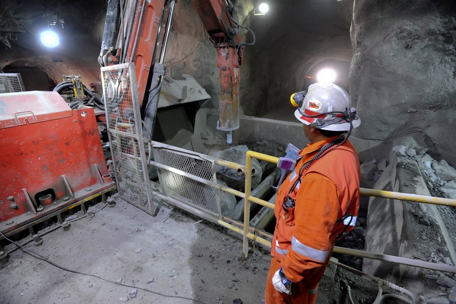 Imagen de archivo de un trabajador chileno supervisando maquinaria de una mina en Rancagua, Chile. (Xinhua/Jorge Villegas)