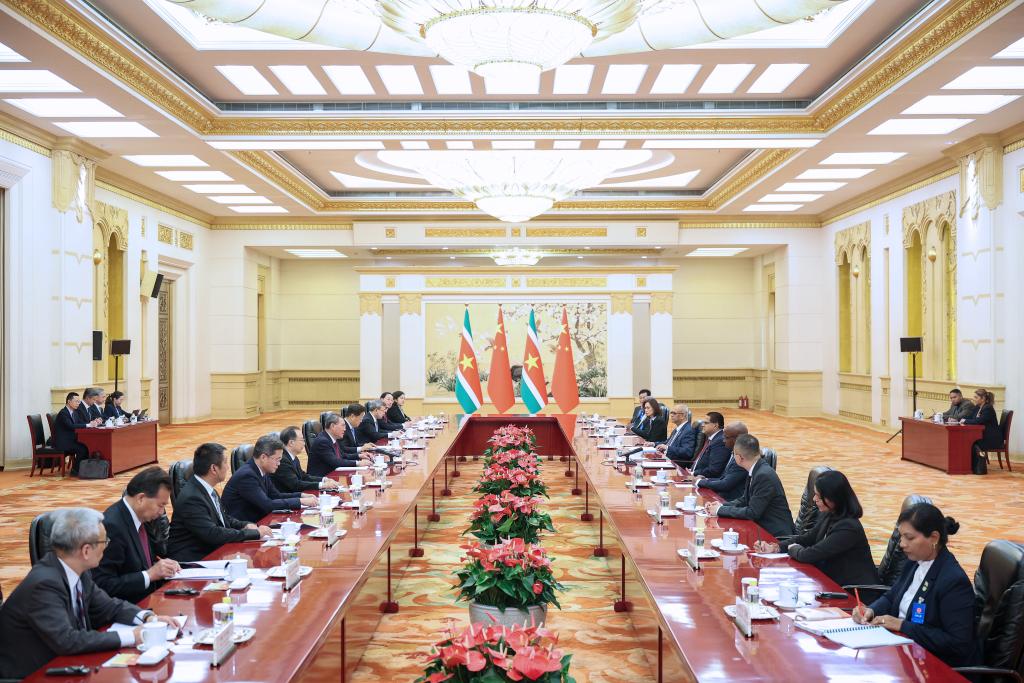 Primer ministro chino se reúne con presidente de Surinam