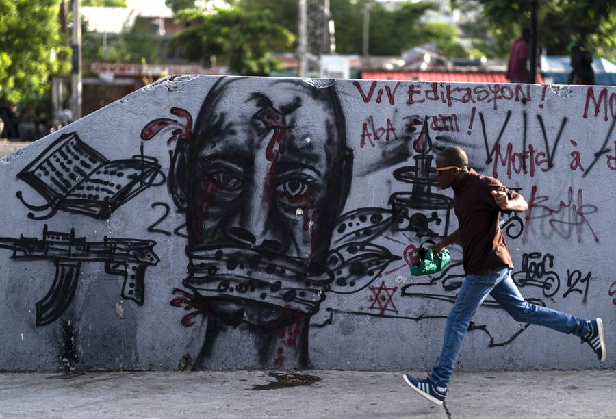 Un hombre corre en el centro de Puerto Príncipe, la capital de Haití, el 24 de agosto de 2021. (Xinhua/David de la Paz)