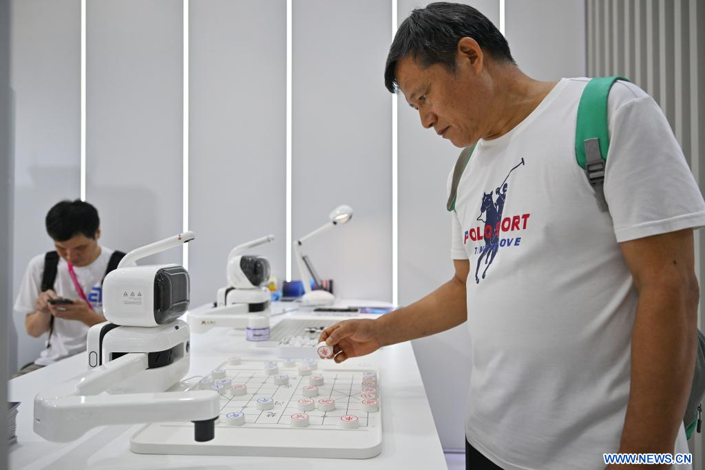 Productos de tecnología de IA atraen a visitantes en CICPE en Hainan