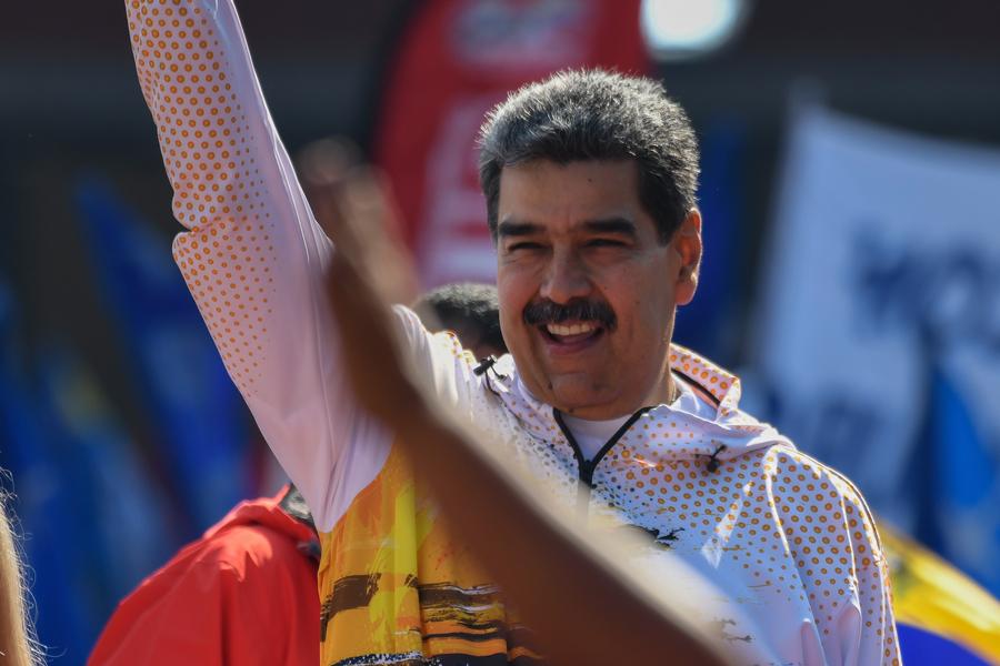 El presidente de Venezuela, Nicolás Maduro, saluda durante un acto en la capital del país, Caracas, el 25 de marzo de 2024. (Xinhua/Marcos Salgado)
