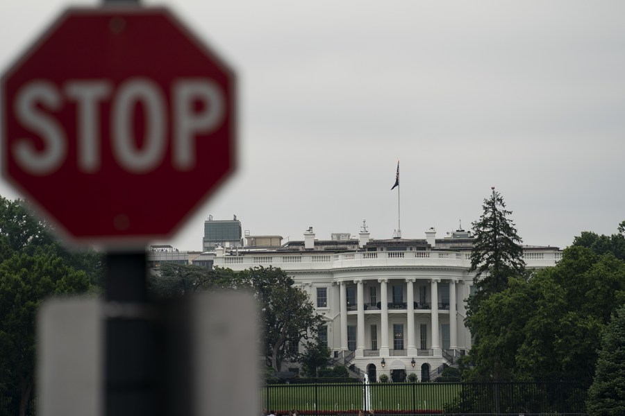 Imagen del 22 de junio de 2022 de una señalización frente a la Casa Blanca en Washington D.C., Estados Unidos. (Xinhua/Liu Jie)