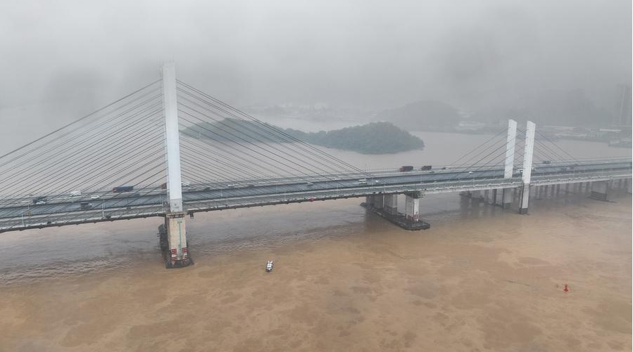 La foto aérea, tomada el 23 de abril de 2024 con dron, muestra el puente Jiujiang en Foshan, en la provincia meridional china de Guangdong. Cuatro personas permanecían desaparecidas luego de que una embarcación colisionara el lunes por la noche con un muelle del puente, informó el departamento de gestión de emergencias de la ciudad. (Xinhua/Liu Dawei)