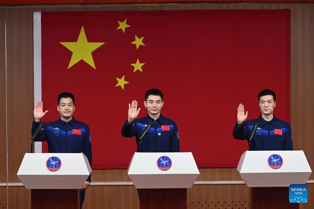 Astronautas de la misión Shenzhou-18 de China se reúnen con la prensa