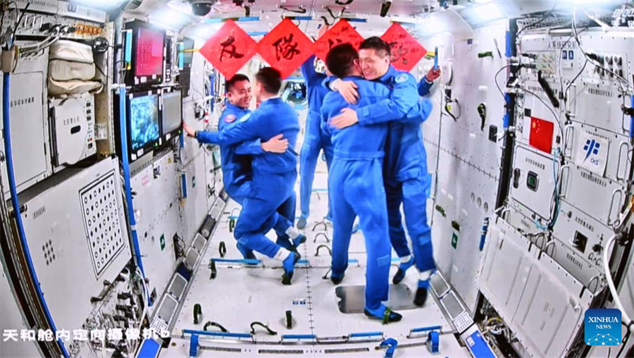 Astronautas de Shenzhou-18 entran a estación espacial