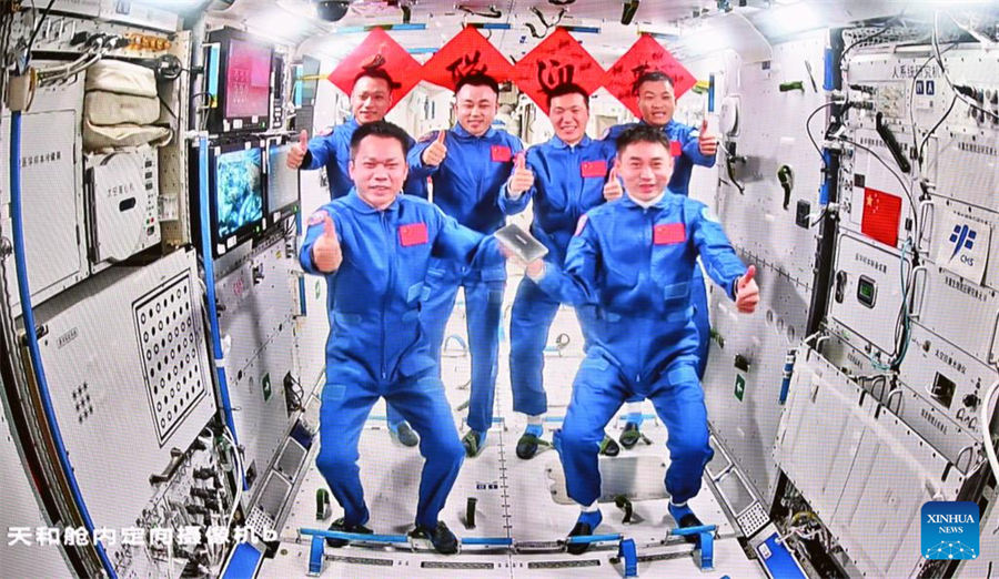 Astronautas de Shenzhou-18 entran a estación espacial