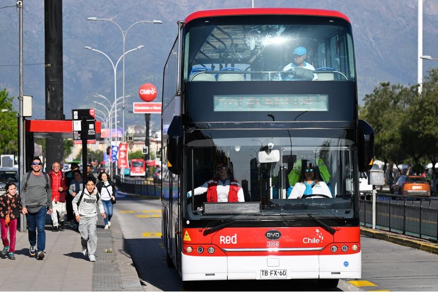 Un autobús de nueva energía de la marca china BYD circula por el centro urbano de Santiago de Chile, capital del país sudamericano, el 31 de octubre de 2023. (Xinhua/Xin Yuewei)
