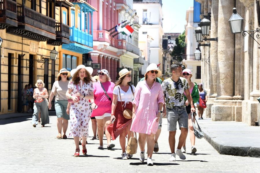 Turistas extranjeros caminan por una calle en La Habana, capital de Cuba, el 20 de abril de 2024. (Xinhua/Joaquín Hernández) 