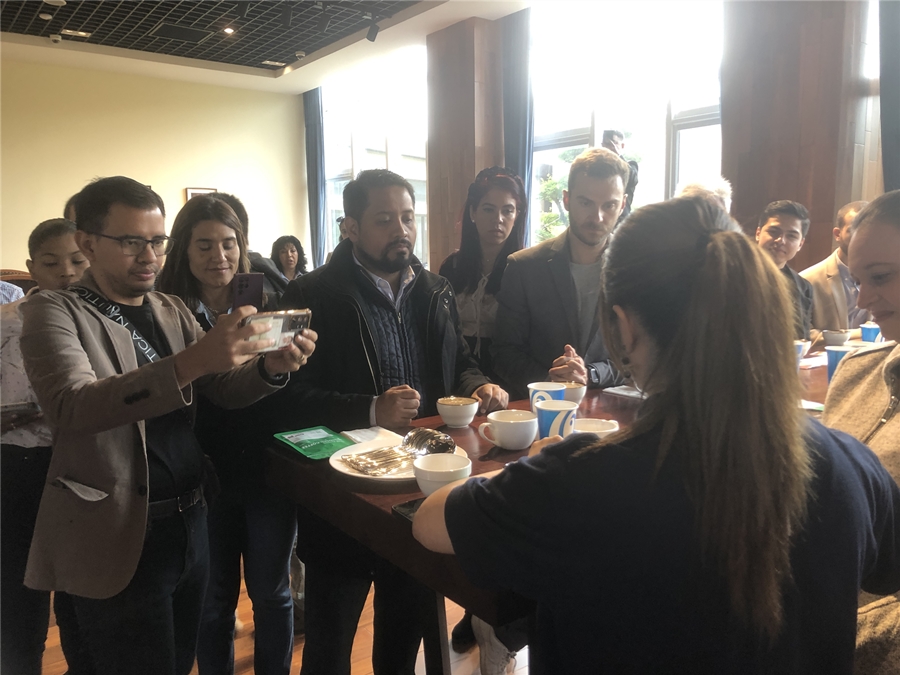 Periodistas aprendienron conocimientos sobre la cultura de café en China(Foto/Zhao Jian)