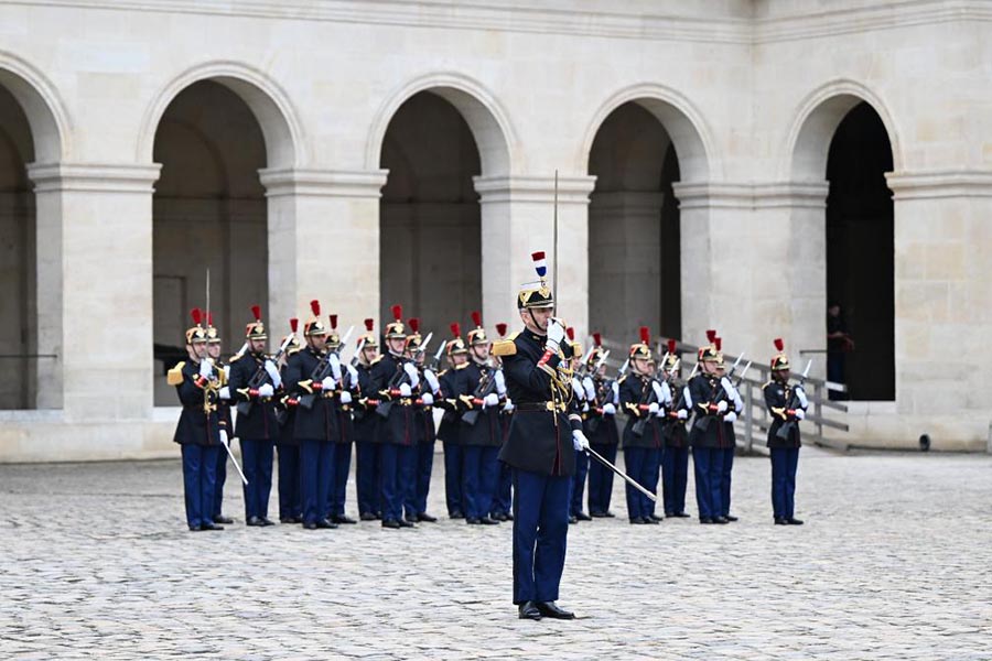 Xi asiste a ceremonia de bienvenida celebrada por Macron